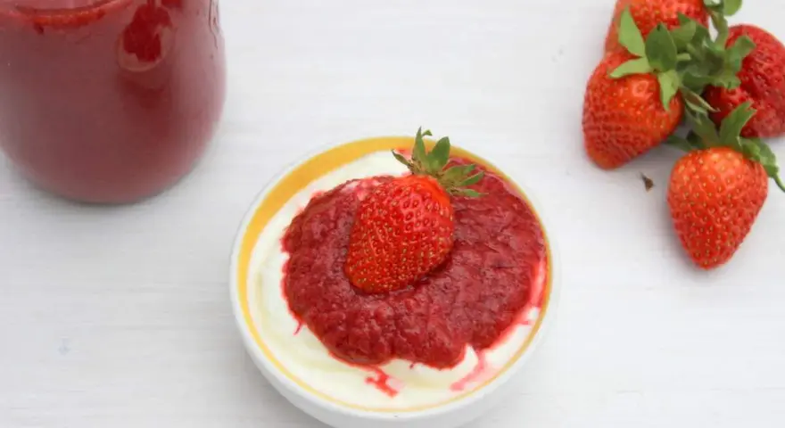 Frische Erdbeeren und eine Schüssel Joghurt mit selbstgemachter Erdbeersauce. Ein einfaches Erdbeersauce Rezept zum Genießen.