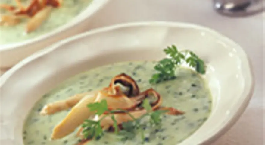 Grüne Suppe mit Kräutern und knusprigen Einlagen, inspiriert von Sauerampfer-Rezepten.
