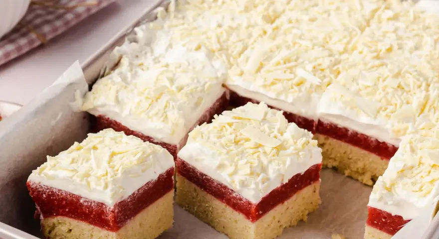 Schichtkuchen mit Erdbeerfüllung, Sahne und weißer Schokolade. Ein köstlicher Frau Holle Kuchen, der zum Genießen einlädt.
