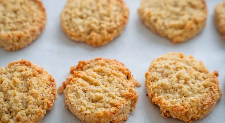 Goldbraune Haferflocken-Kekse auf Backpapier, perfekt für einfache Haferflocken Rezepte.