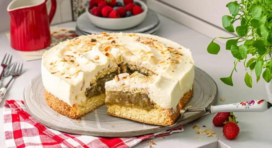 Eine köstliche Stachelbeertorte, wie von Landfrauen gebacken, mit lockerem Biskuit, cremiger Füllung und Mandelblättchen.