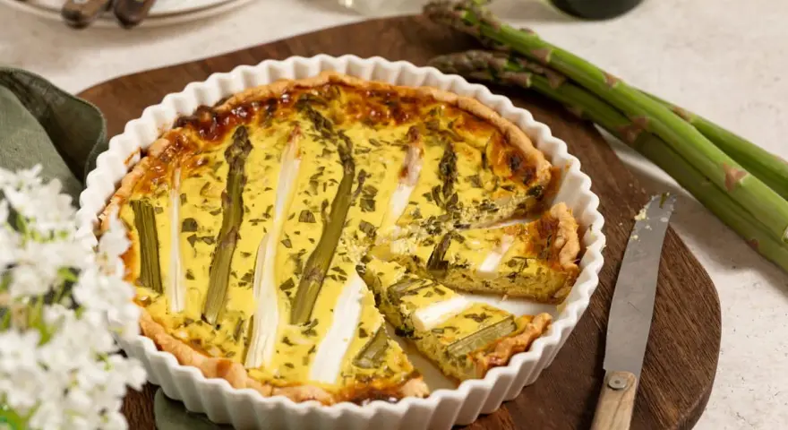 Herzhafte Spargelquiche mit Kräutern, eine köstliche Idee für Spargelrezepte.