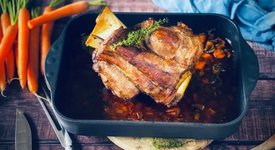 Ein saftiges Kalbshaxen-Rezept, perfekt gebraten mit Karotten und Kräutern. Ein Festmahl für jeden Anlass.