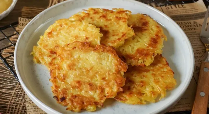 Goldbraune Reibekuchen auf einem Teller, perfekt für ein leckeres Reibekuchen Rezept.