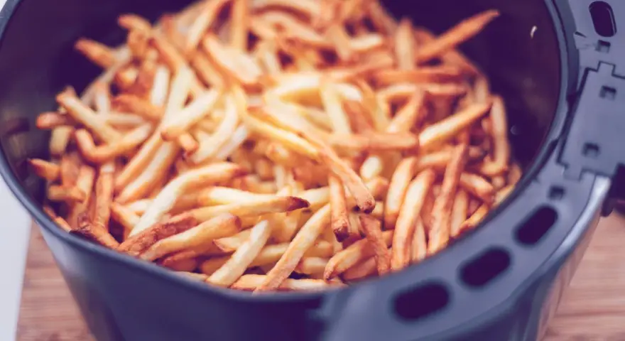 Goldbraune, knusprige Pommes im Airfryer, bereit zum Genießen.