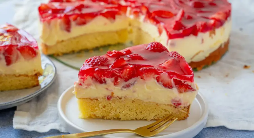 Ein saftiger Erdbeerkuchen mit cremiger Füllung und rotem Tortenguss. Perfekt für leckere obstkuchen rezepte.