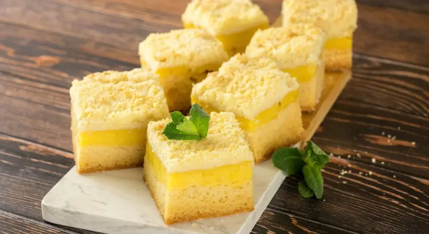 Saftige Kuchenstücke mit cremiger Puddingfüllung und Streuseln. Ein schneller Kuchen mit Pudding, der Lust auf mehr macht.