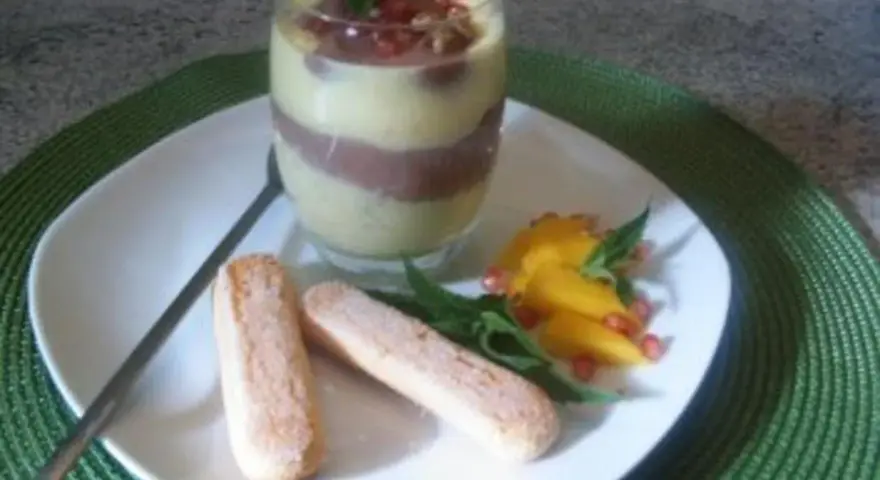Schichtdessert mit Quark und Joghurt, garniert mit Mango, Granatapfel und Minze. Ein schnelles Dessert, das alle begeistert.