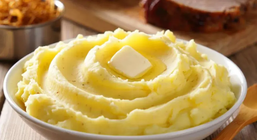 Cremiger Kartoffelbrei, wie ihn Oma macht, mit einem Stück Butter obendrauf. Perfekt zum Sonntagsbraten.