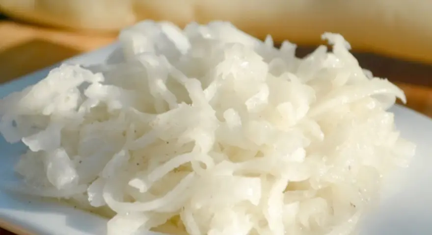 Frisch geriebener Rettich, bereit für ein leckeres Rettichsalat Rezept.
