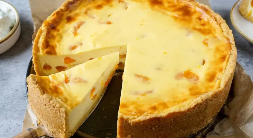 Ein saftiger Mandarinen Schmand Kuchen mit einem knusprigen Boden und fruchtigen Mandarinenstücken. Perfekt für jeden Anlass.
