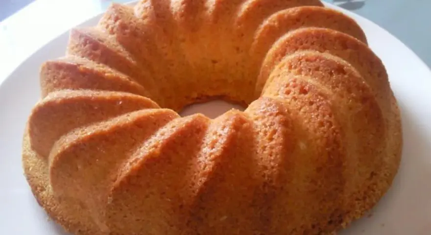 Omas sandkuchen saftig, goldbraun und mit typischer Gugelhupfform. Ein Genuss für die Sinne.