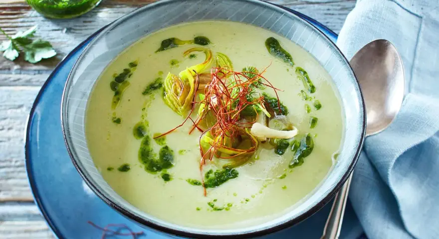 Cremige Suppe mit Lauch und Kräuteröl, inspiriert von Fenchel Rezepten. Ein Hauch von Chili sorgt für Würze.