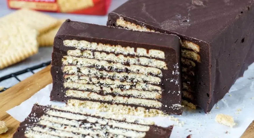 Schokoladenkuchen mit Keksen, ein köstliches kalter hund omas rezept.