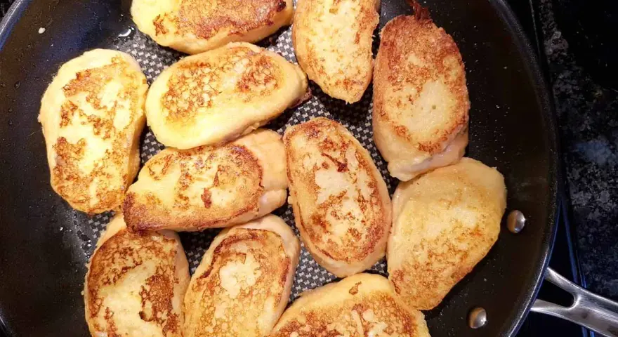 Arme Ritter Rezepte: goldbraun gebratene Scheiben Brot in einer Pfanne, bereit zum Genuss.