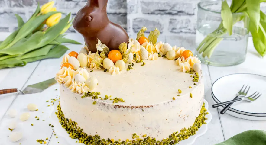 Oster-Torte mit Schokohase, bunten Eiern und Physalis. Eine ostertorte schnell und einfach dekoriert, perfekt für das Osterfest.
