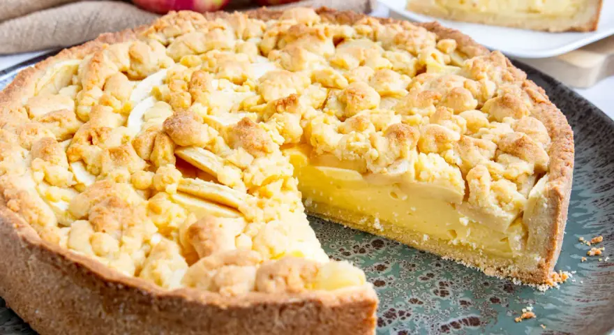Omas weltbester Apfelkuchen mit Vanillepudding, ein saftiger Genuss mit knuspriger Streuselhaube und cremiger Füllung.