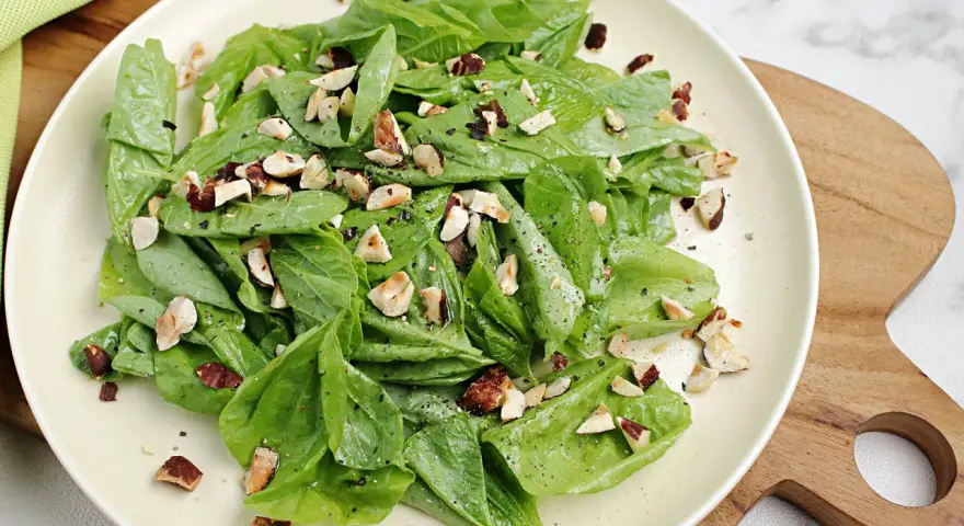 Frischer Spinatsalat mit gehackten Nüssen, ein einfaches und leckeres spinatsalat rezept.