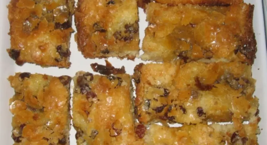 Süße DDR Zuckerkuchen-Stücke mit Rosinen, goldbraun gebacken und glänzend.