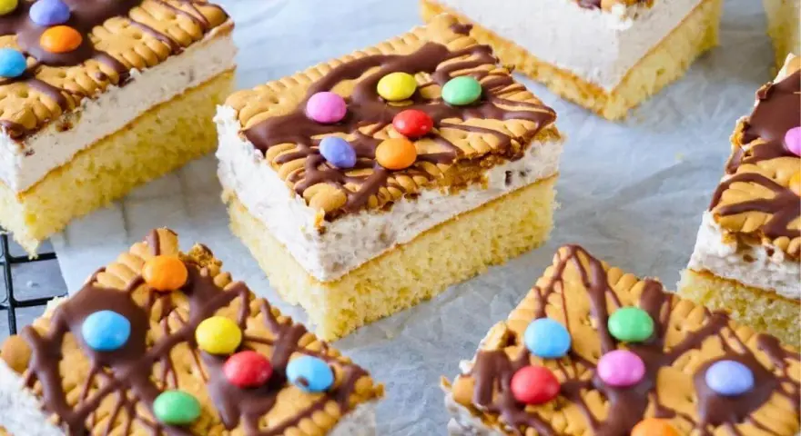 Bunte Geburtstagskuchen für Kinder, dekoriert mit Keksen, Schokolade und bunten Smarties. Ein süßer Traum für jede Party!
