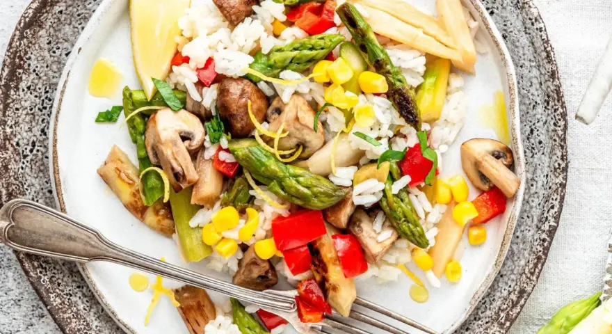 Reisgericht mit Pilzen, Spargel, Mais und Paprika. Eine köstliche Inspiration für Ihre nächsten Champignons Rezepte.