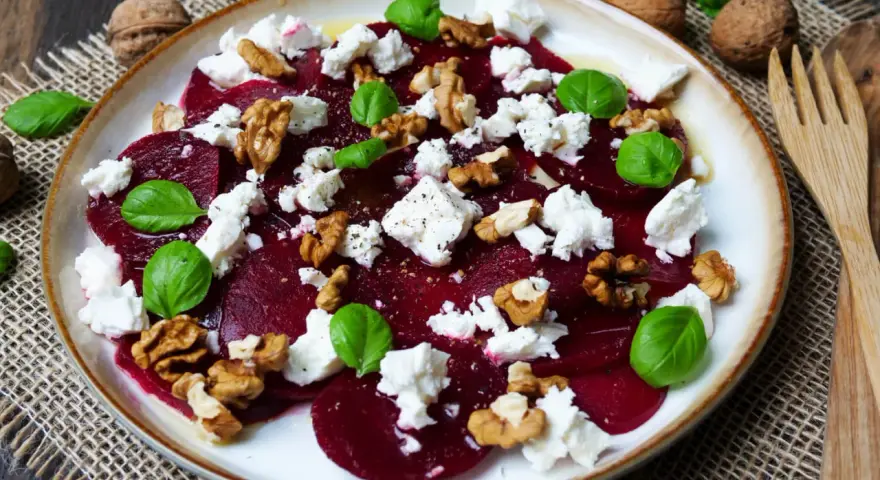Rote Bete Salat mit Feta, Walnüssen und Basilikum. Ein einfaches und leckeres Rezept für einen frischen Salat.