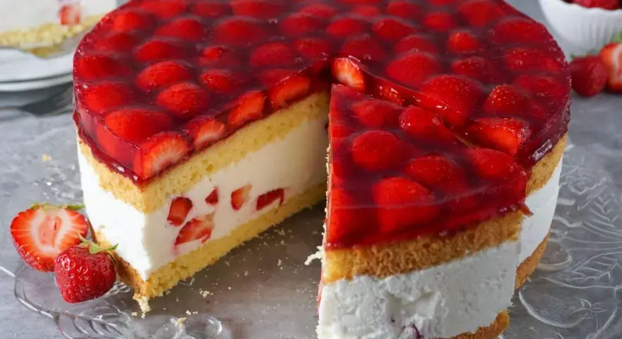 Saftige Erdbeertorte mit viel frischen Früchten und Sahne. Ein perfektes Erdbeertorte Rezept für den Sommer.
