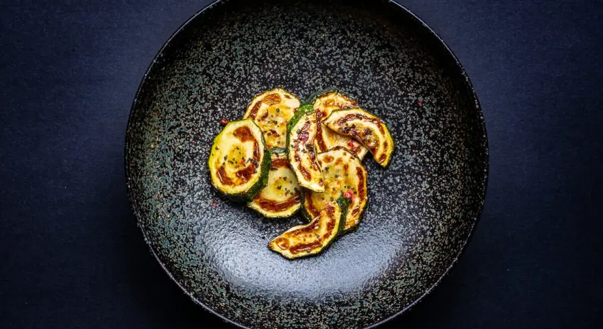 Gegrillte Zucchinischeiben mit Gewürzen, perfekt zubereitet für den Zucchini braten Genuss.