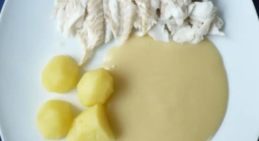 Gedünsteter Fisch mit Salzkartoffeln und einer cremigen Sauce. Ein einfaches kochfisch rezept für jeden Tag.