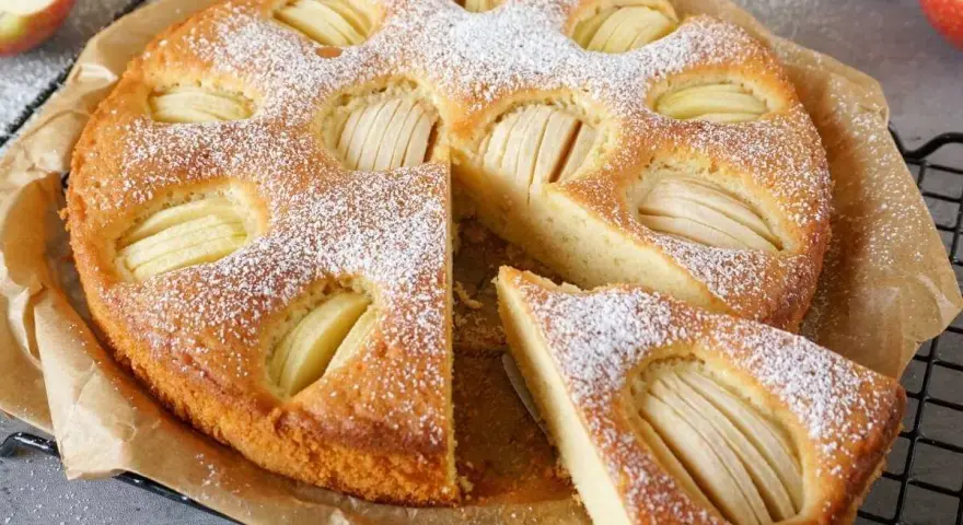 Ein saftiger Apfelkuchen, bestäubt mit Puderzucker. Dieses Apfelkuchen Rezept ist einfach und gelingt immer.