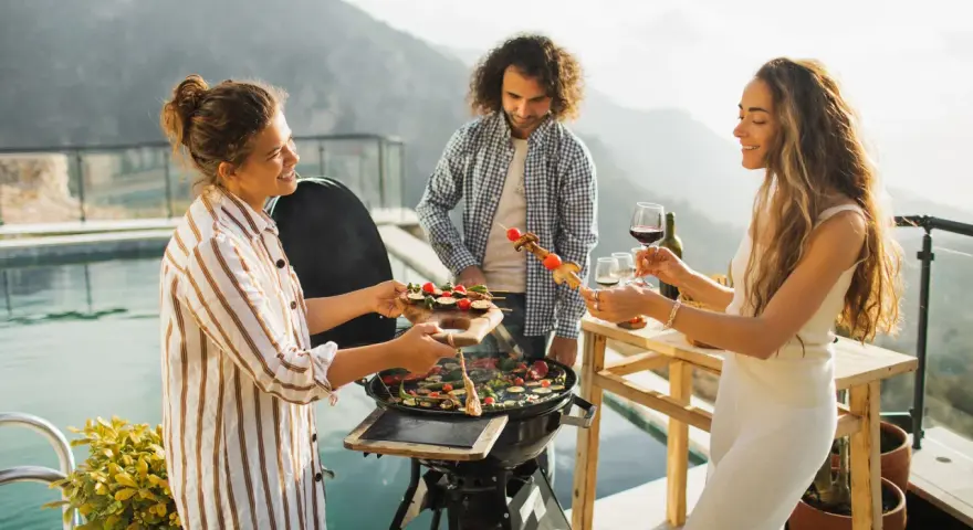 Freunde genießen ein Grillfest mit Gemüse-Spießen, das an einen Maggi Salat erinnert.