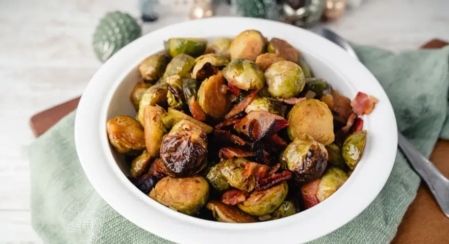 Gerösteter Rosenkohl mit Speck, wie Oma ihn zubereitet. Ein Festessen, das Erinnerungen weckt.