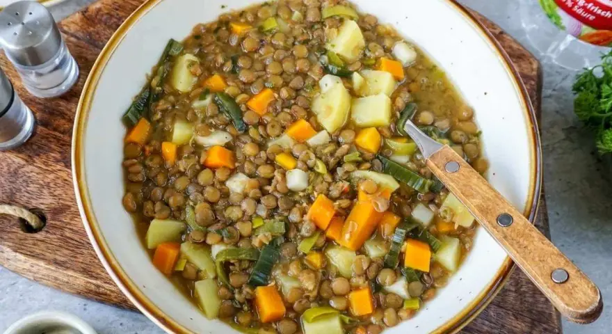 Herzhafte Linsensuppe mit Kartoffeln und Karotten, ein Klassiker unter den Linsen Rezepten.