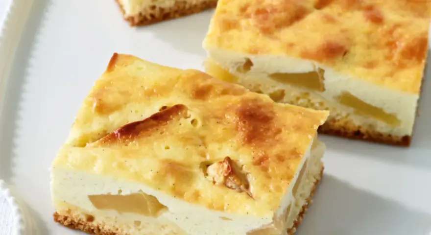 Saftiger Apfel Quark Kuchen mit goldbrauner Kruste und zarter Füllung, ein Genuss für jeden Anlass.