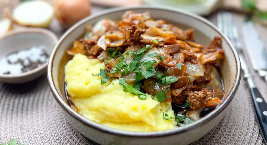 Herzhaftes Schmorkohl-Rezept mit Kartoffelpüree und frischer Petersilie. Ein deftiges Gericht, das zum Nachkochen einlädt.