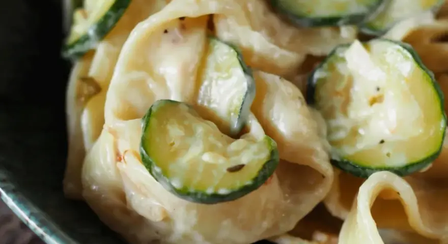 Cremige Pasta mit Zucchinischeiben, ein köstliches Gericht, das zeigt, wie vielseitig Zucchini Rezepte sein können.