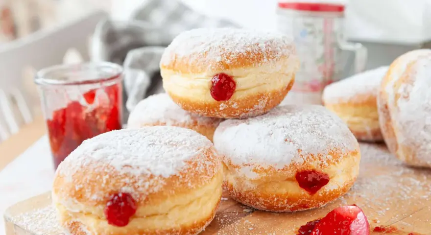 Frisch gebackene Krapfen im Airfryer, mit Puderzucker bestäubt und Marmelade gefüllt. Ein süßer Genuss!