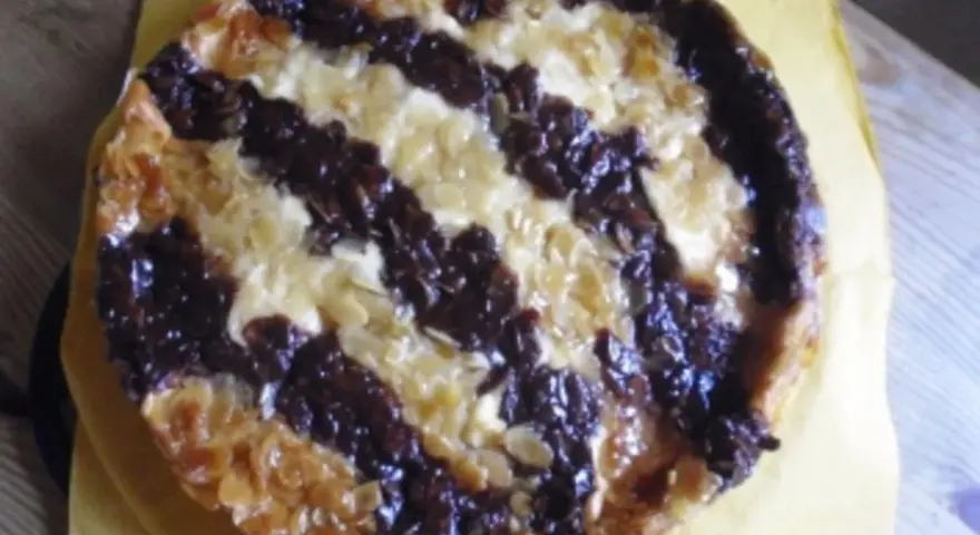 Ein köstlicher Hummelkuchen mit Schokolade und Mandeln, perfekt für das nächste Kaffeekränzchen. Dieses Hummelkuchen Rezept ist ein Genuss!