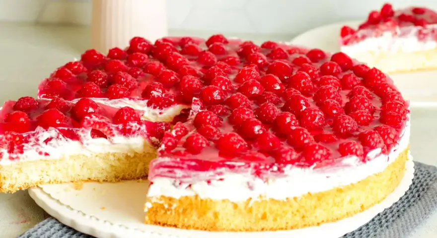 Ein saftiger, schneller Himbeerkuchen mit viel frischen Himbeeren und einer cremigen Schicht. Perfekt für jeden Anlass!