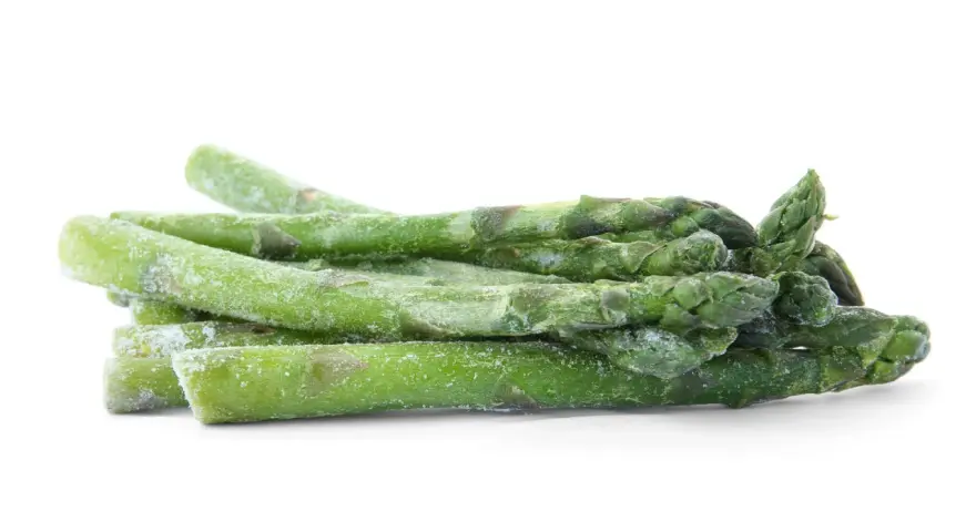 Ein Haufen gefrorenen Spargel, bereit zum Kochen.