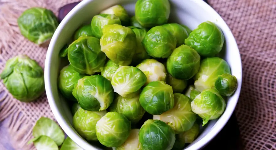 Frisch aus dem Gefrierfach: Ein Schüssel voll grüner Rosenkohl wartet darauf, zubereitet zu werden.