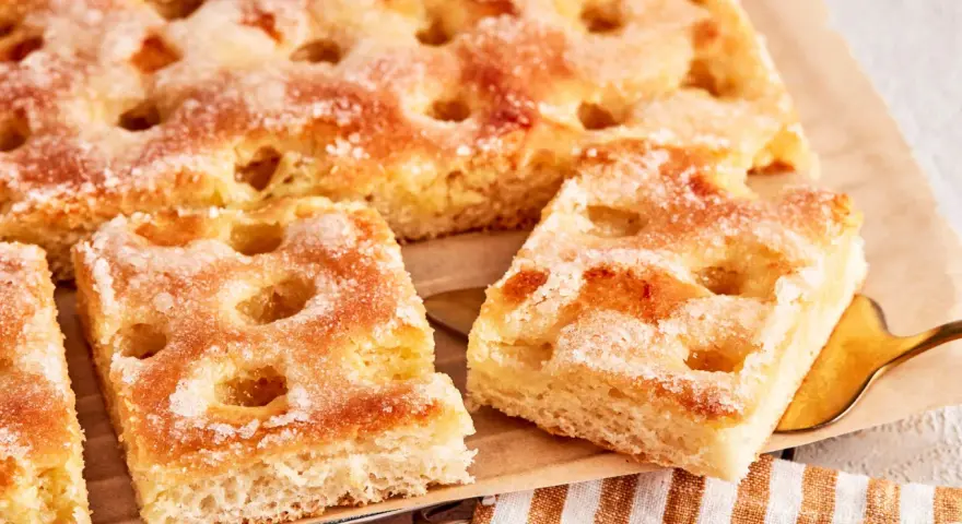 Saftiger Butter-Zuckerkuchen mit knuspriger Kruste und süßen Zuckerkristallen, perfekt für eine Kaffeepause.