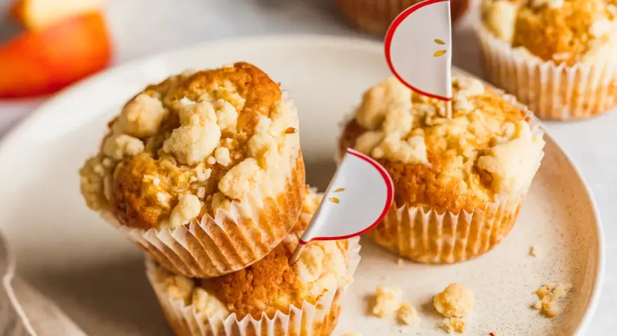 Saftige apfelmuffins mit knusprigem Streusel, dekoriert mit süßen Apfel-Ansteckern. Ein Genuss für jeden Tag!