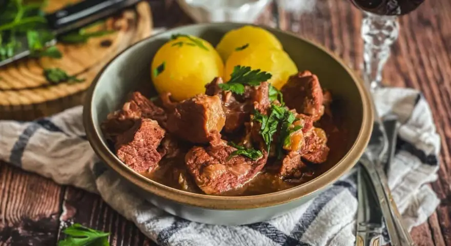 Herzhaftes Kalbsgulasch mit Kartoffeln, ein köstliches Rezept für ein deftiges Essen.
