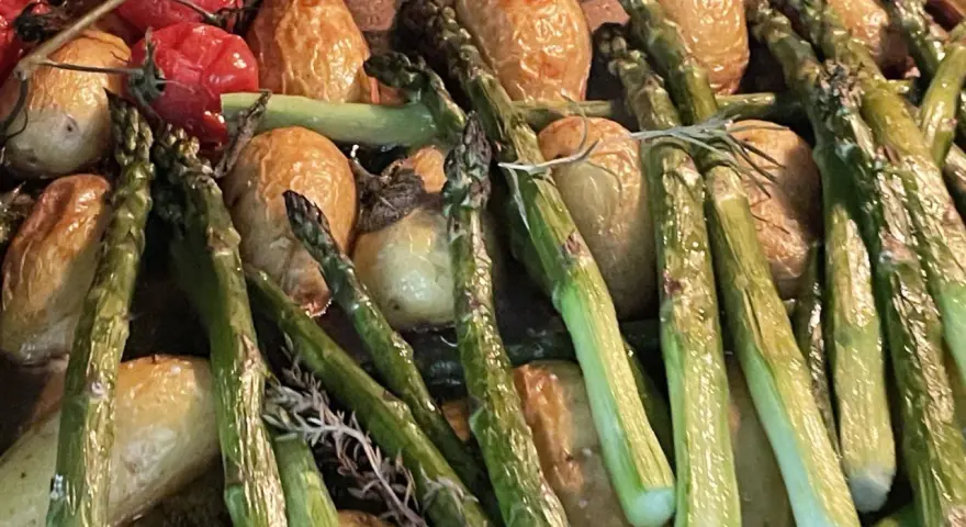 Gerösteter Spargel mit Kartoffeln und Tomaten, ein köstliches Gericht, das sich gut für zitronenmelisse rezepte eignet.