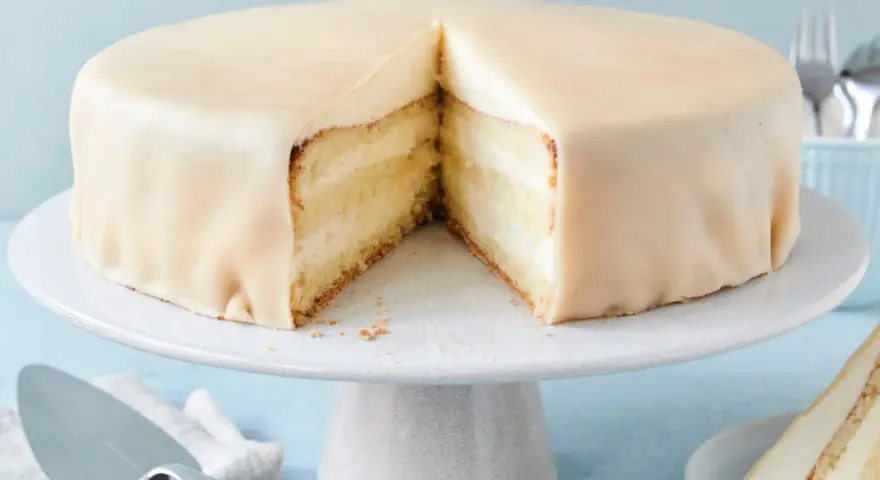 Eine köstliche bayrisch Creme Torte, glatt mit Marzipan überzogen, zeigt ihre saftigen Schichten.