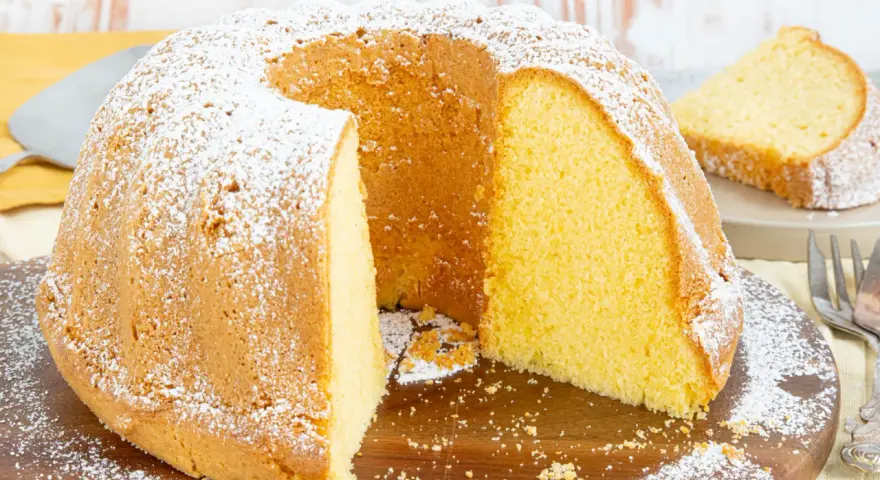 Ein saftiger Gugelhupf, bestäubt mit Puderzucker. Dieser Kuchen mit viel Eiern ist perfekt für jeden Anlass.