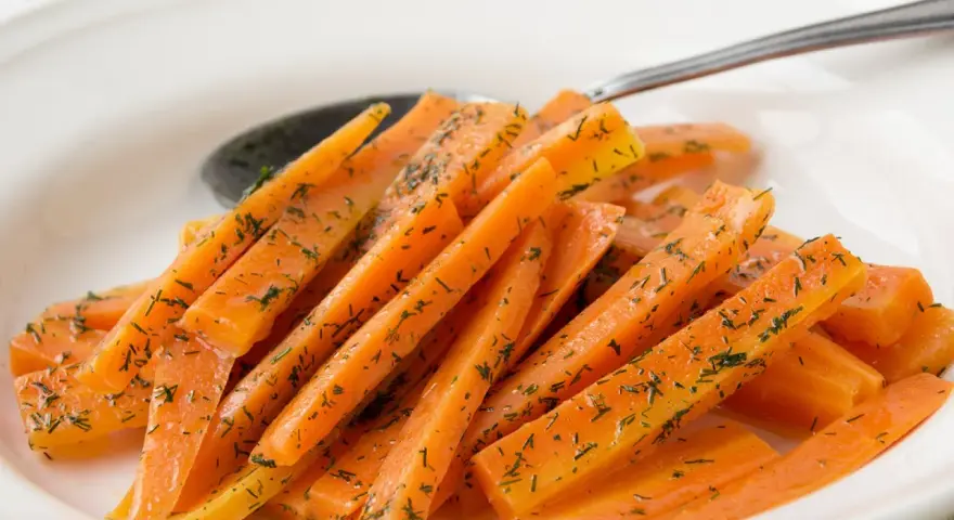 Gedünstete Karottenstreifen mit Dill, ein einfaches und leckeres Gericht, das sich gut für verschiedene Karotten Rezepte eignet.