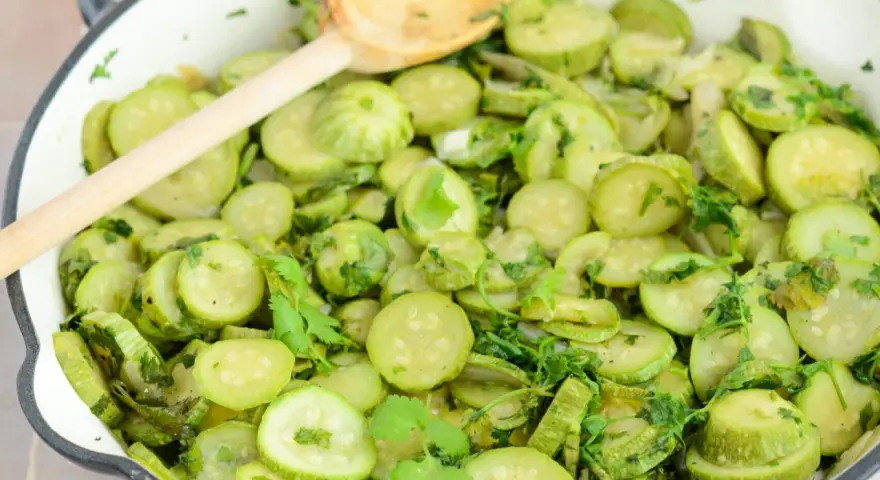 Frisch zubereitete zucchini pfanne mit Kräutern in einer Gusseisenpfanne, bereit zum Servieren.