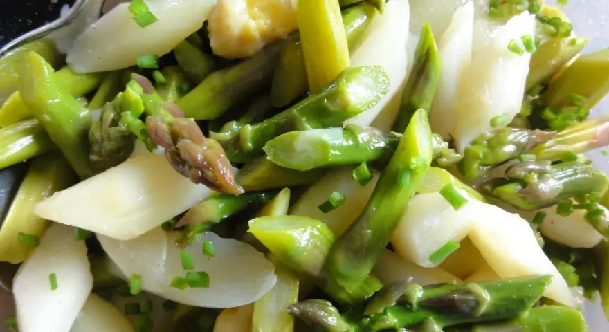 Frischer Spargelsalat mit grünen und weißen Spargelstangen, verfeinert mit Schnittlauch. Ein leichtes und gesundes Spargelsalat Rezept.